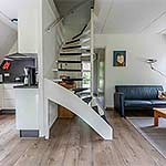 keuken  met trap en woonkamer genomen vanuit de openslaande deuren