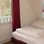 De slaapkamer boven met balkon.